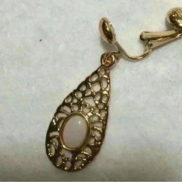 Vintage Elizabeth Farrell Gold Tone Drop Clip On Opal Earrings - Picture 3 of 4
